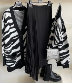 Black and white for an all-over zebra affair #PatriziaPepe #FW22 

Check out more online: www.voglinoabbigliamento .com
